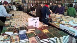 سوق بيع الكتب القديمة المعروف بـ "سور الأزبكية"